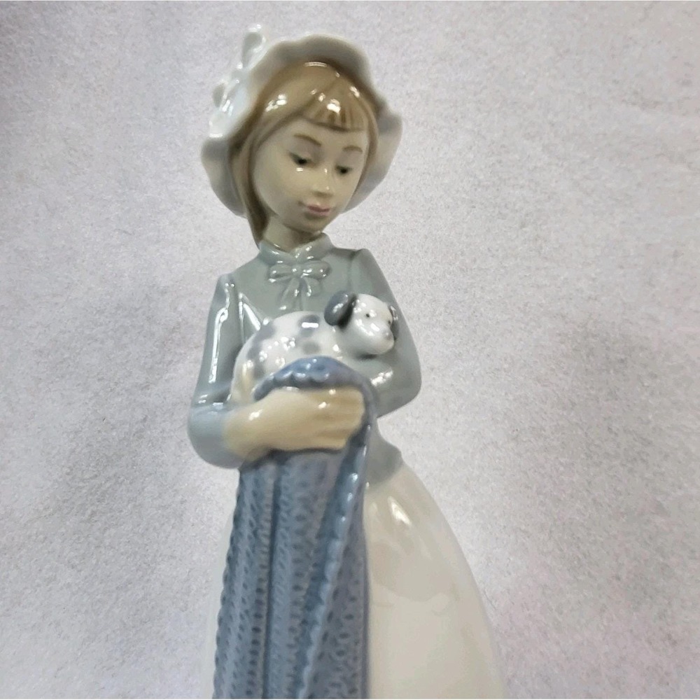 1987 NAO LLADRO Nina Dulce #241 Porcelain Figurine Girl Holding Puppy w. Blanket